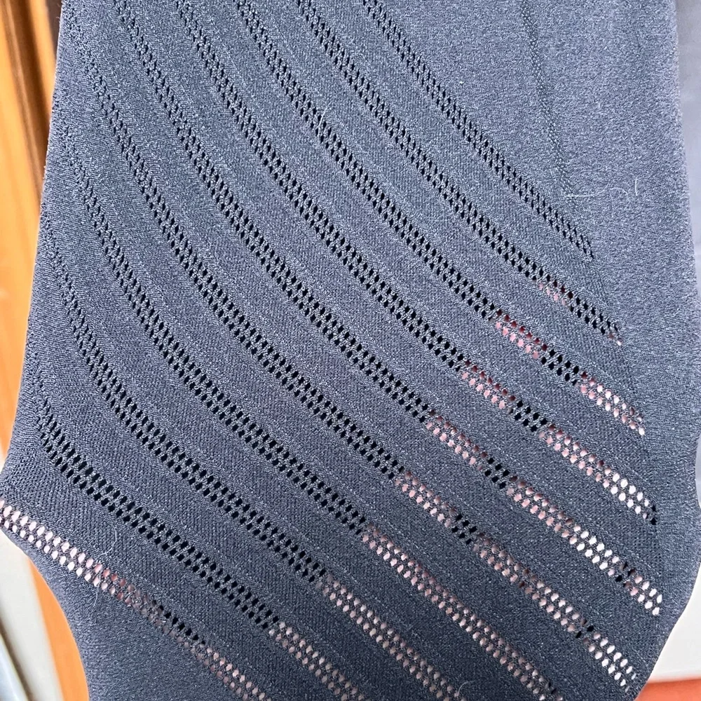 Lululemon crop seamless leggings Waist 13.5” inseam 17” Black with mesh